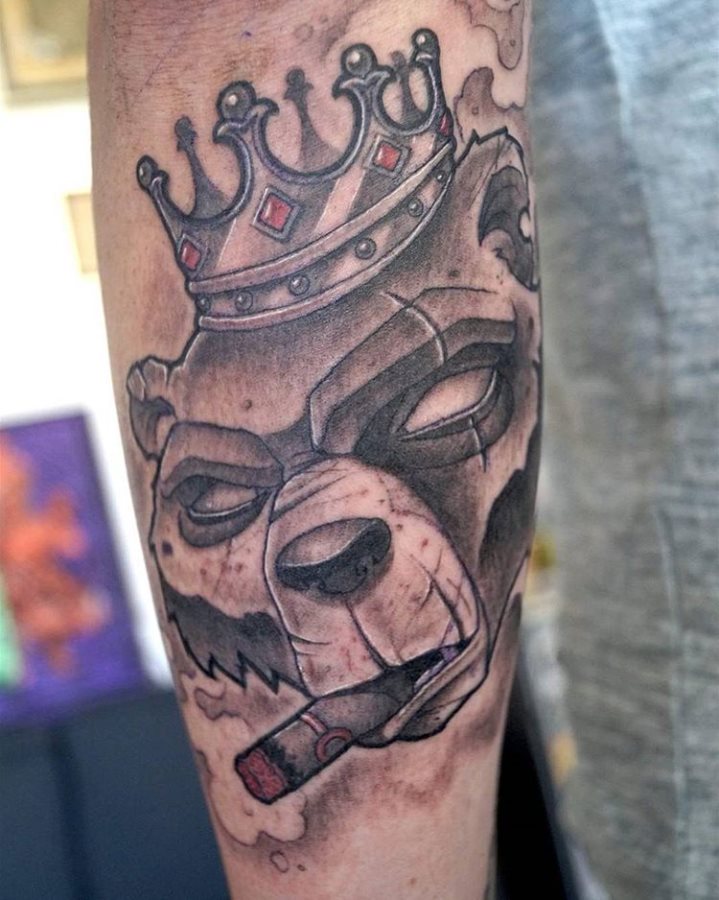 Que symbolise une couronne sur un tatouage?
