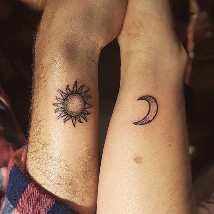 Que symbolise un soleil sur un tatouage?