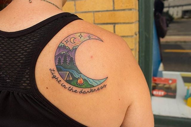 Que symbolise une lune sur un tatouage?