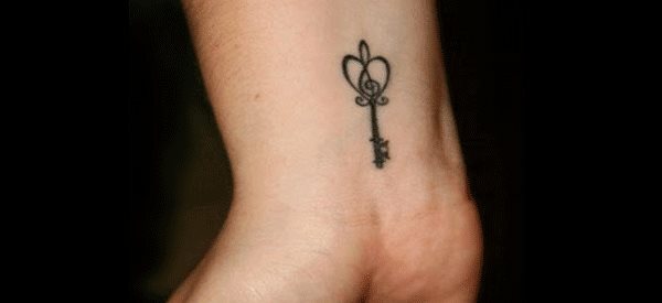 tatuaje de llave y corazón