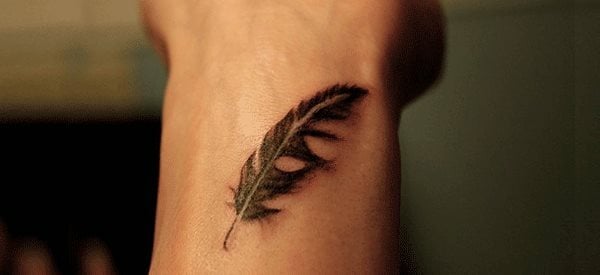 tatuajes de plumas, tattoos en la muñeca