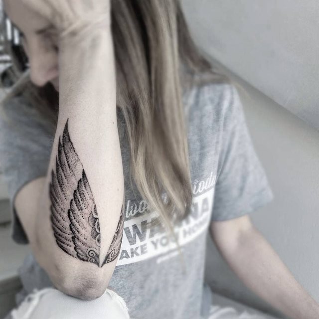 tattoo feminin ailes 03