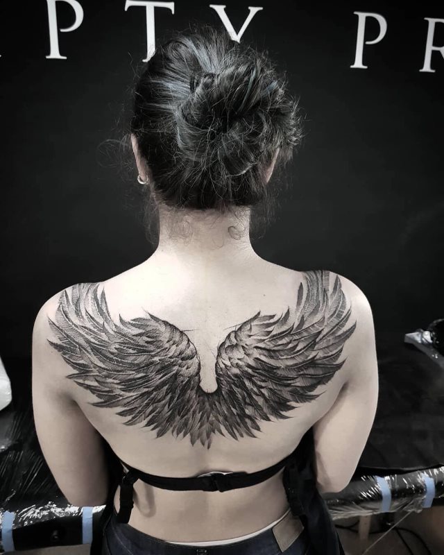 tattoo feminin ailes 06