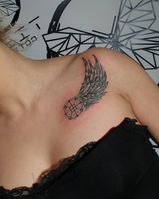 tattoo feminin ailes 13