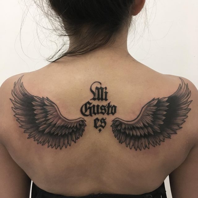 tattoo feminin ailes 15