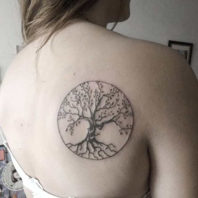 tattoo feminin arbre 21