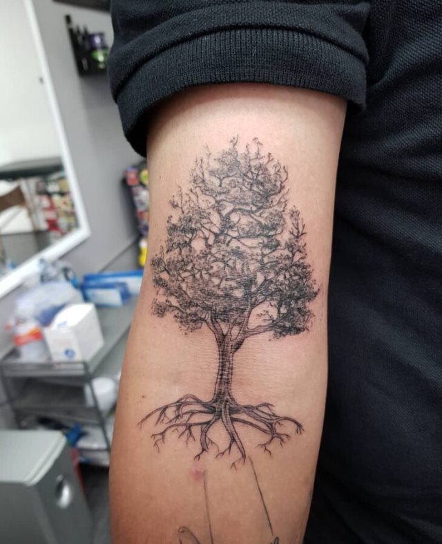 tattoo feminin arbre 24