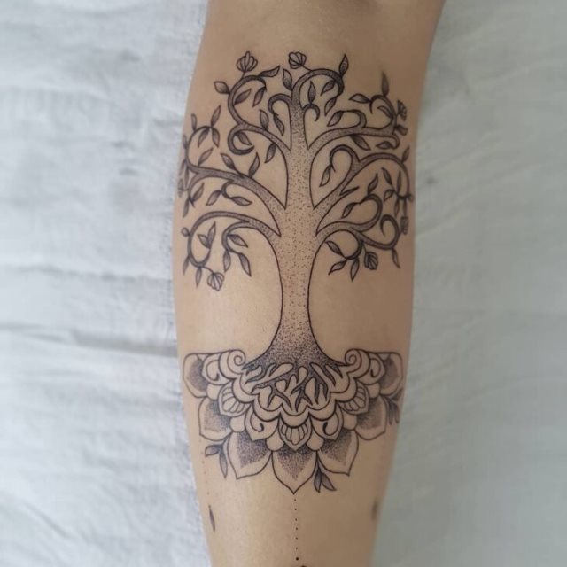 tattoo feminin arbre 30