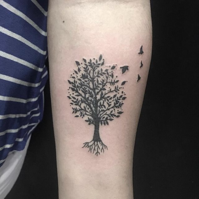 tattoo feminin arbre 31