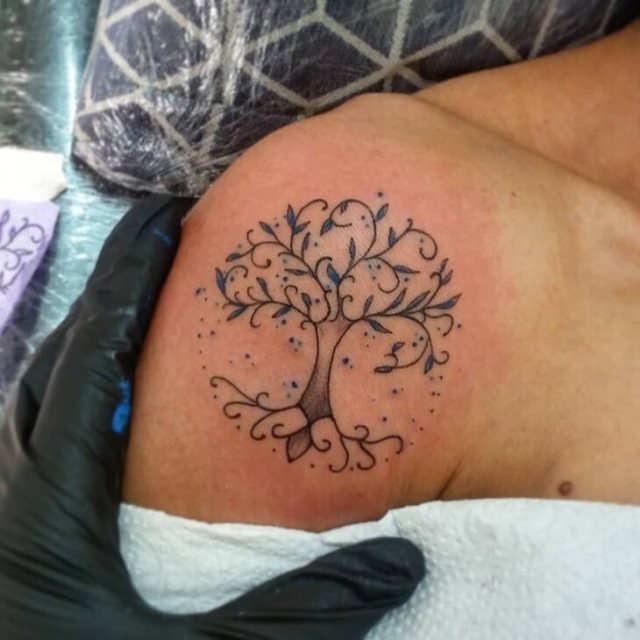 tattoo feminin arbre 32
