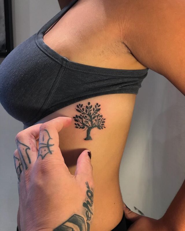 tattoo feminin arbre 42