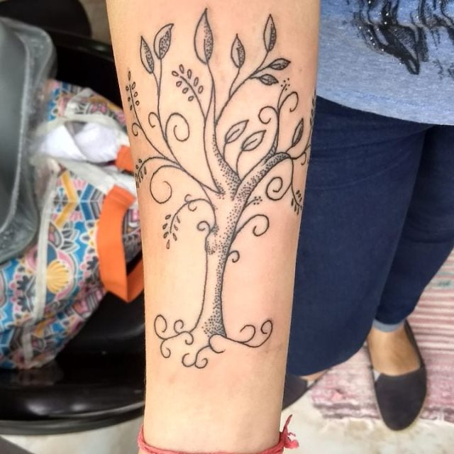 tattoo feminin arbre 48