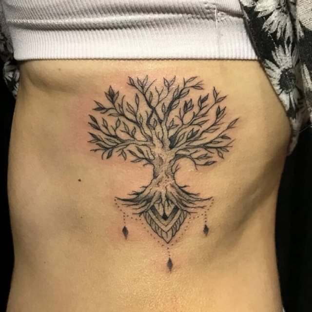 tattoo feminin arbre 56
