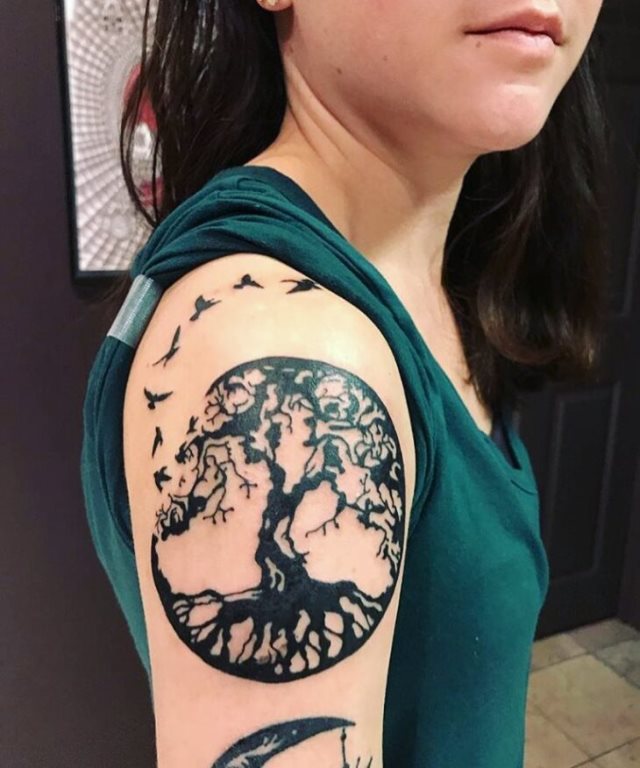 tattoo feminin arbre 68