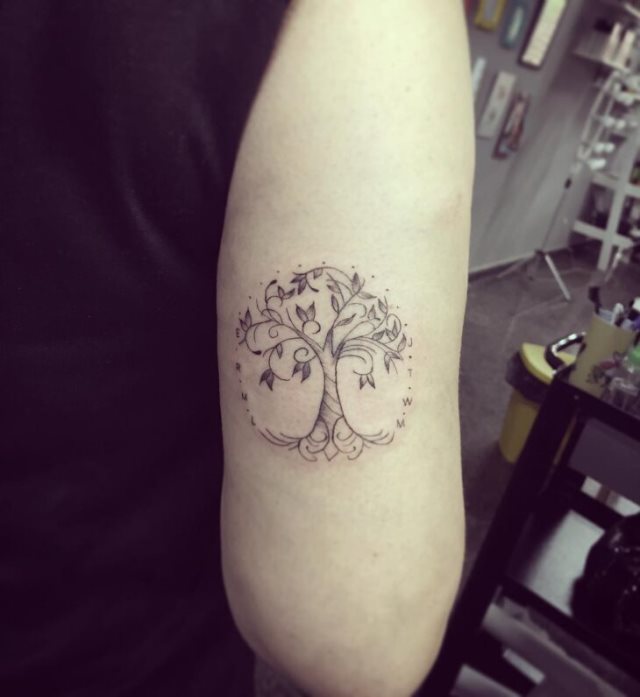 tattoo feminin arbre 78