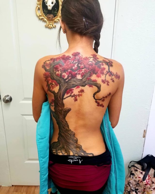 tattoo feminin arbre 79