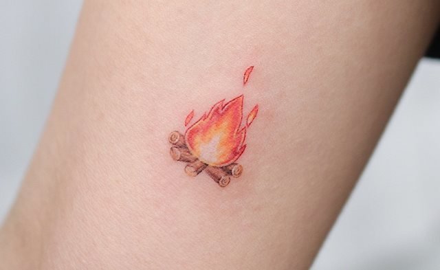 tattoo feminin avec feu 61