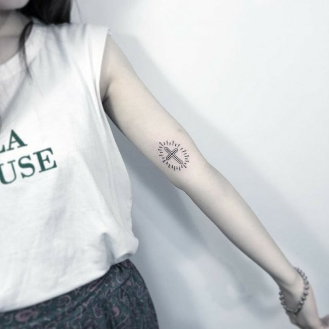 tattoo feminin croix 01