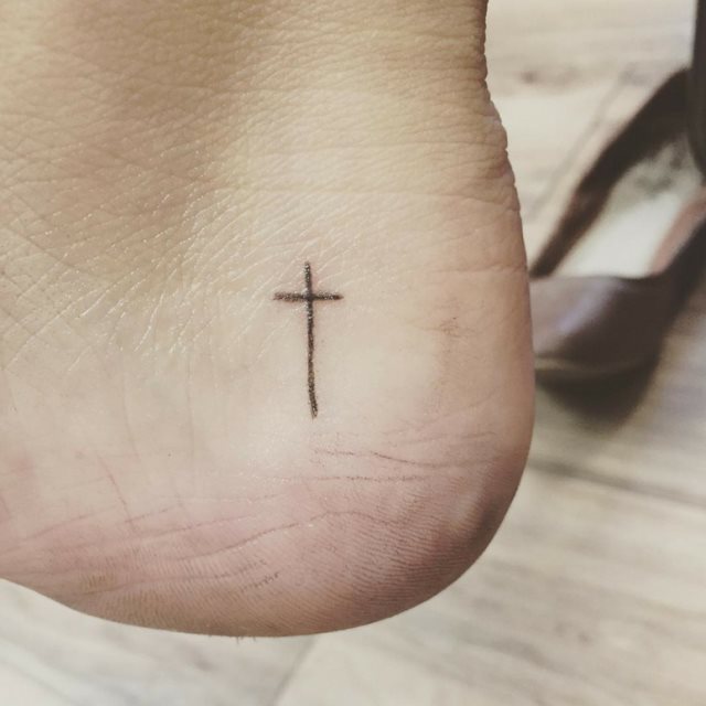 tattoo feminin croix 02