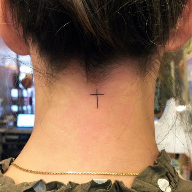 tattoo feminin croix 03
