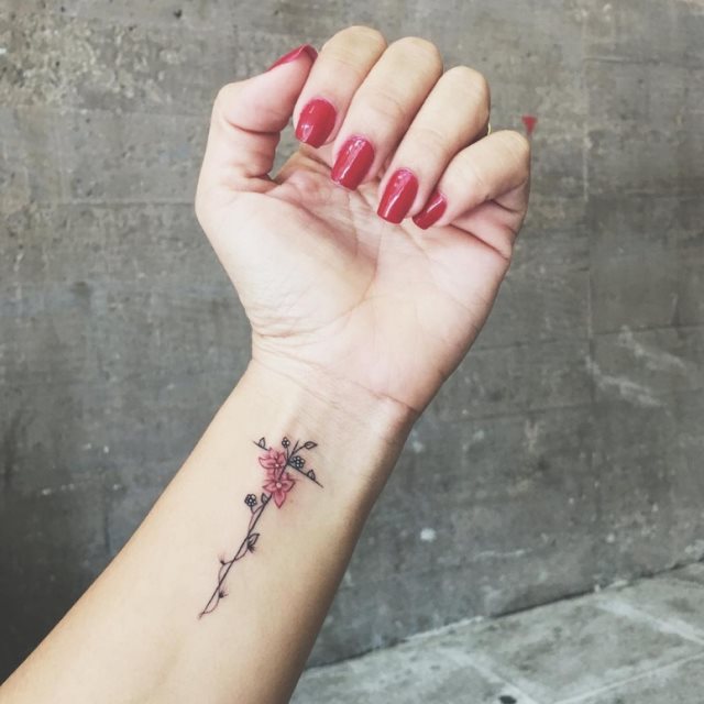 tattoo feminin croix 04