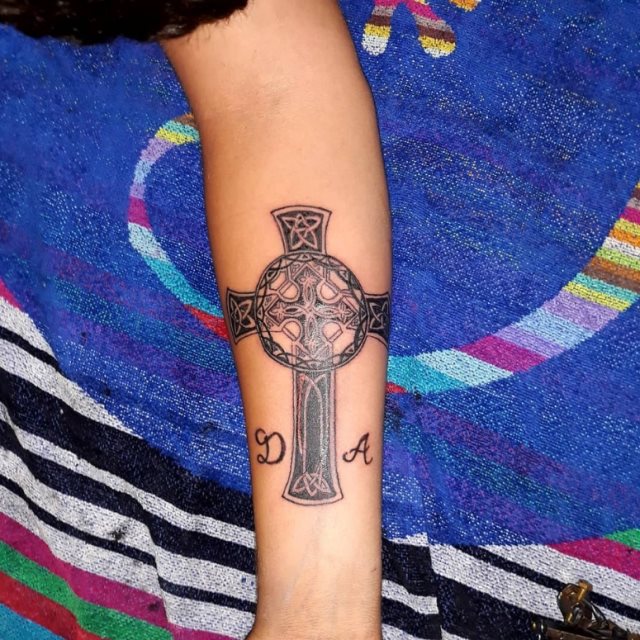 tattoo feminin croix 05