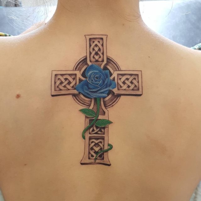 tattoo feminin croix 06
