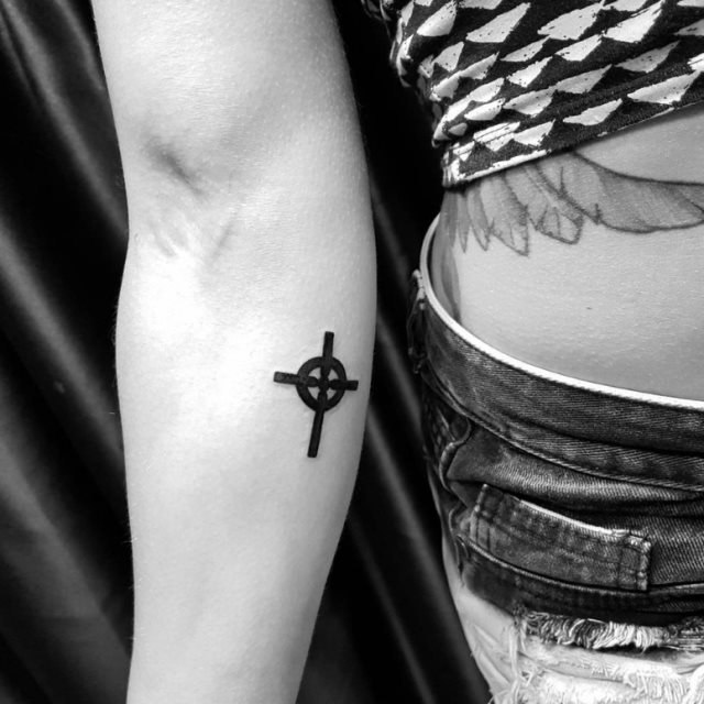 tattoo feminin croix 07