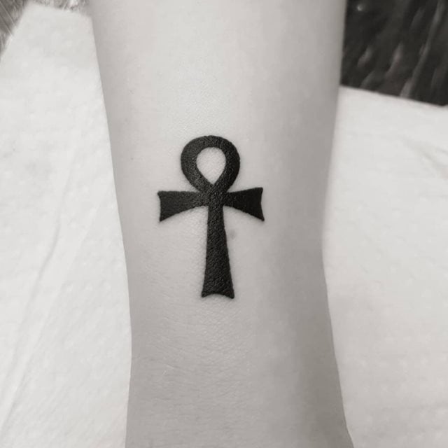 tattoo feminin croix 08