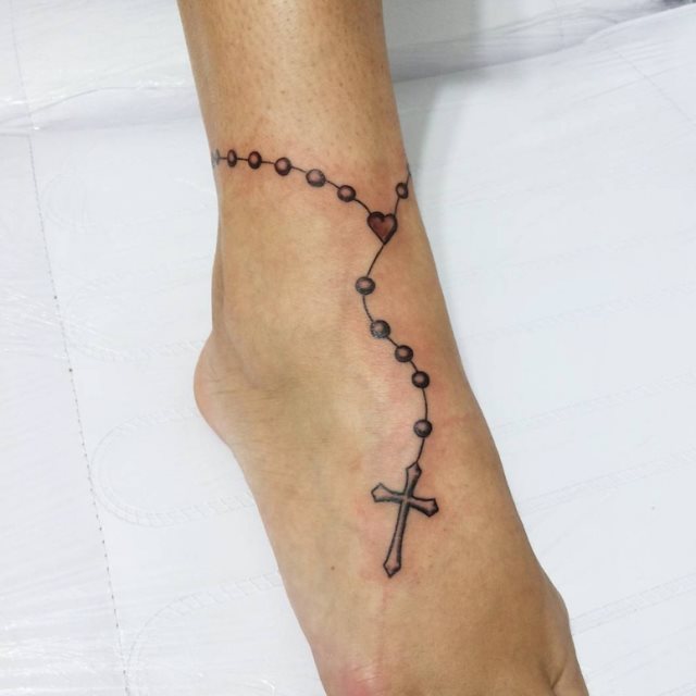 tattoo feminin croix 11
