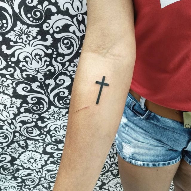 tattoo feminin croix 12