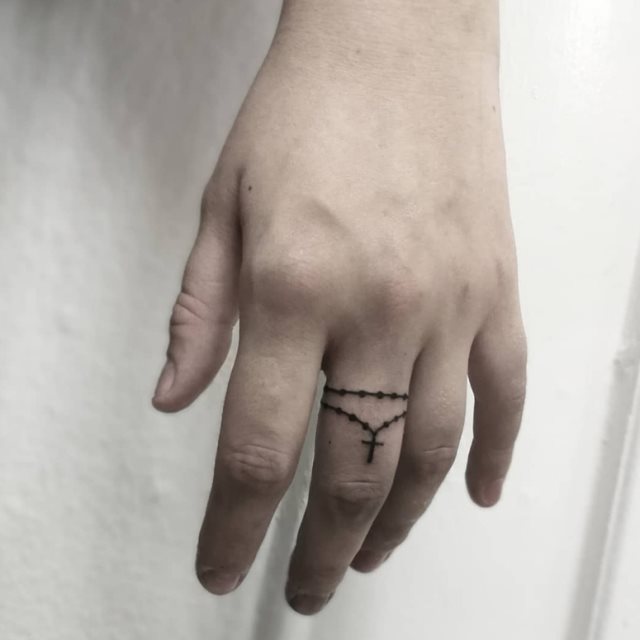 tattoo feminin croix 13