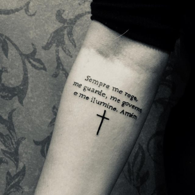 tattoo feminin croix 17