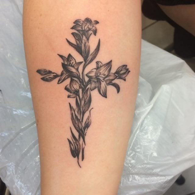 tattoo feminin croix 19
