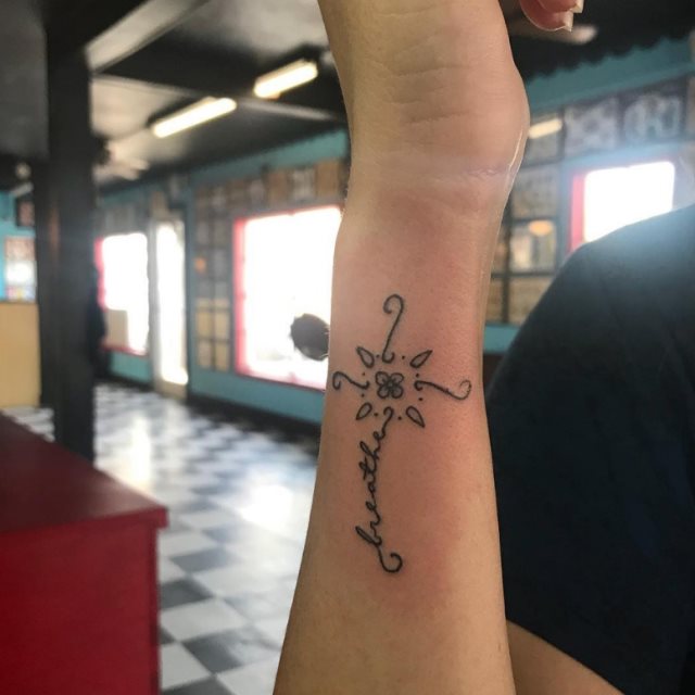 tattoo feminin croix 20