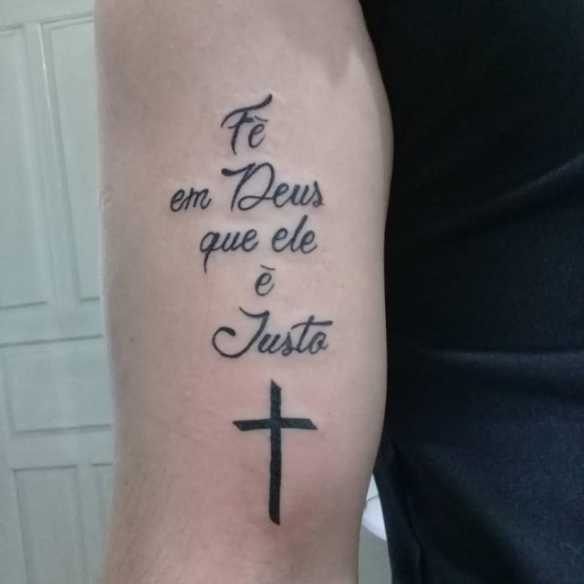 tattoo feminin croix 23
