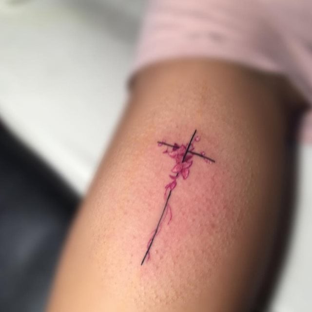 tattoo feminin croix 25
