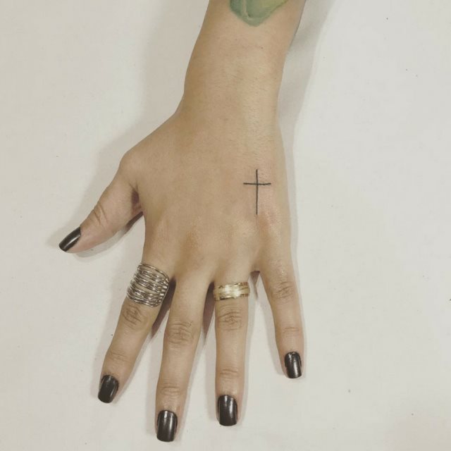 tattoo feminin croix 28