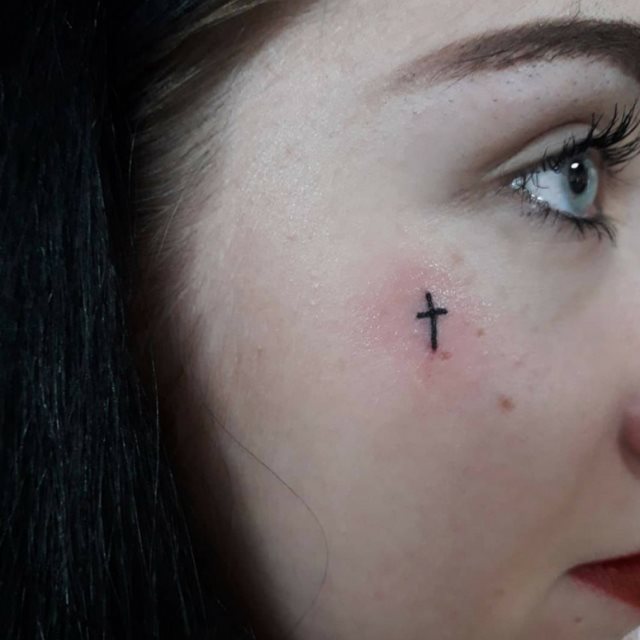 tattoo feminin croix 30