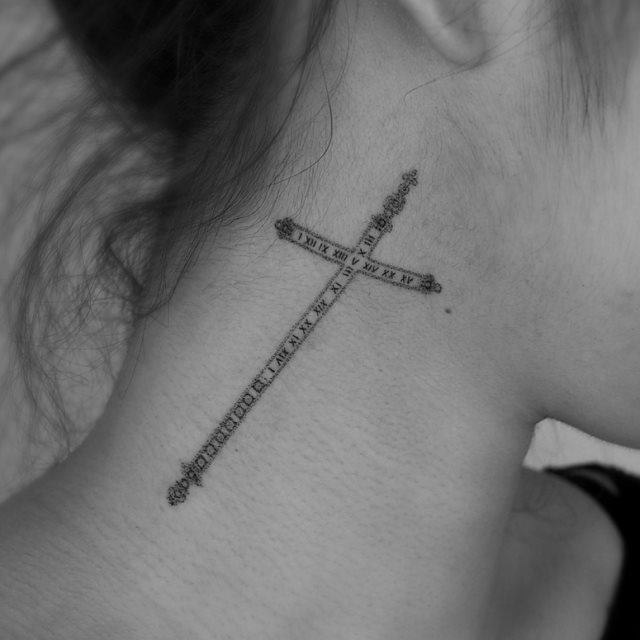tattoo feminin croix 31
