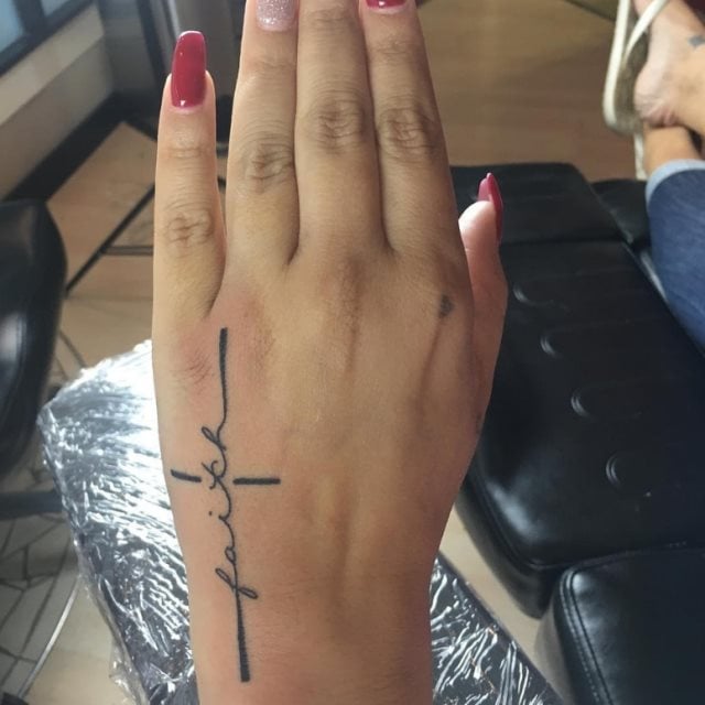 tattoo feminin croix 32