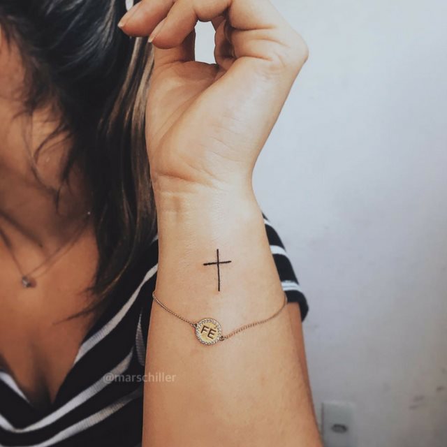 tattoo feminin croix 33