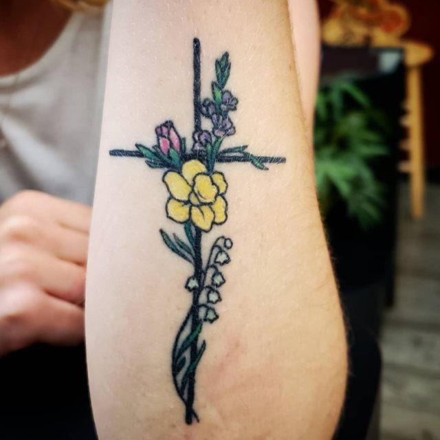 tattoo feminin croix 34
