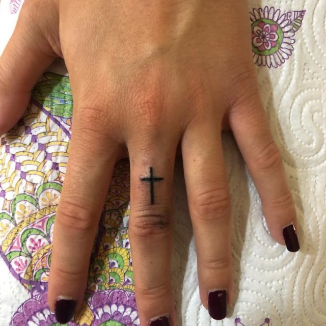 tattoo feminin croix 35