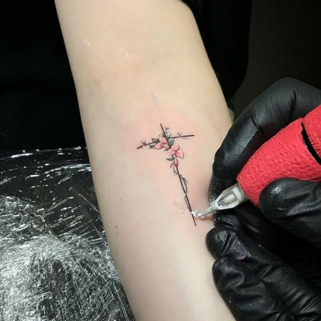 tattoo feminin croix 36
