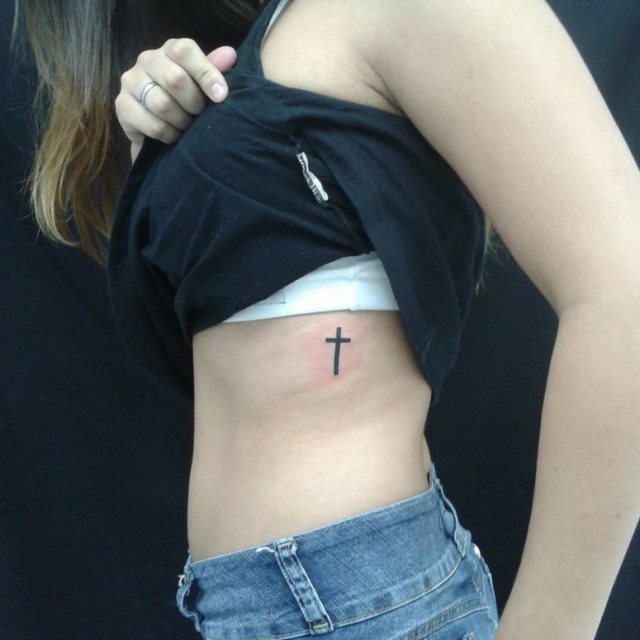 tattoo feminin croix 37