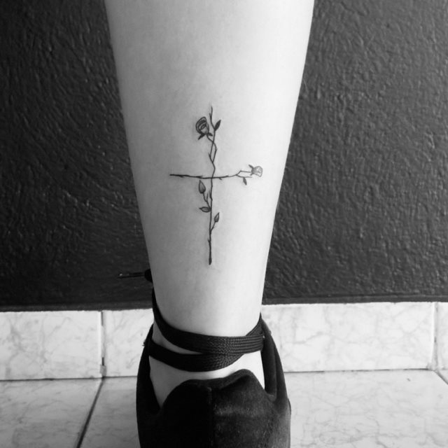 tattoo feminin croix 38