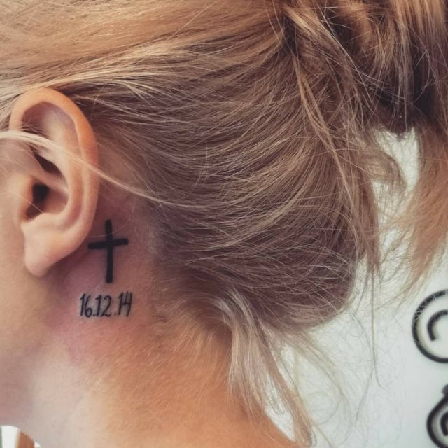 tattoo feminin croix 41