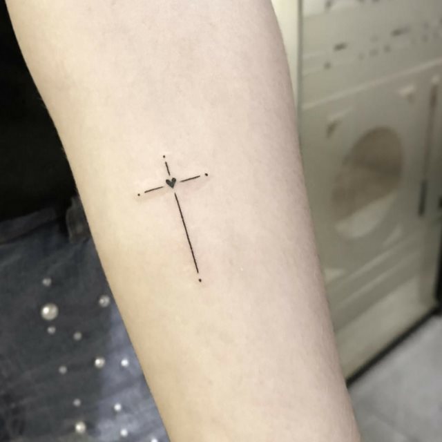 tattoo feminin croix 43
