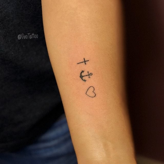 tattoo feminin croix 44